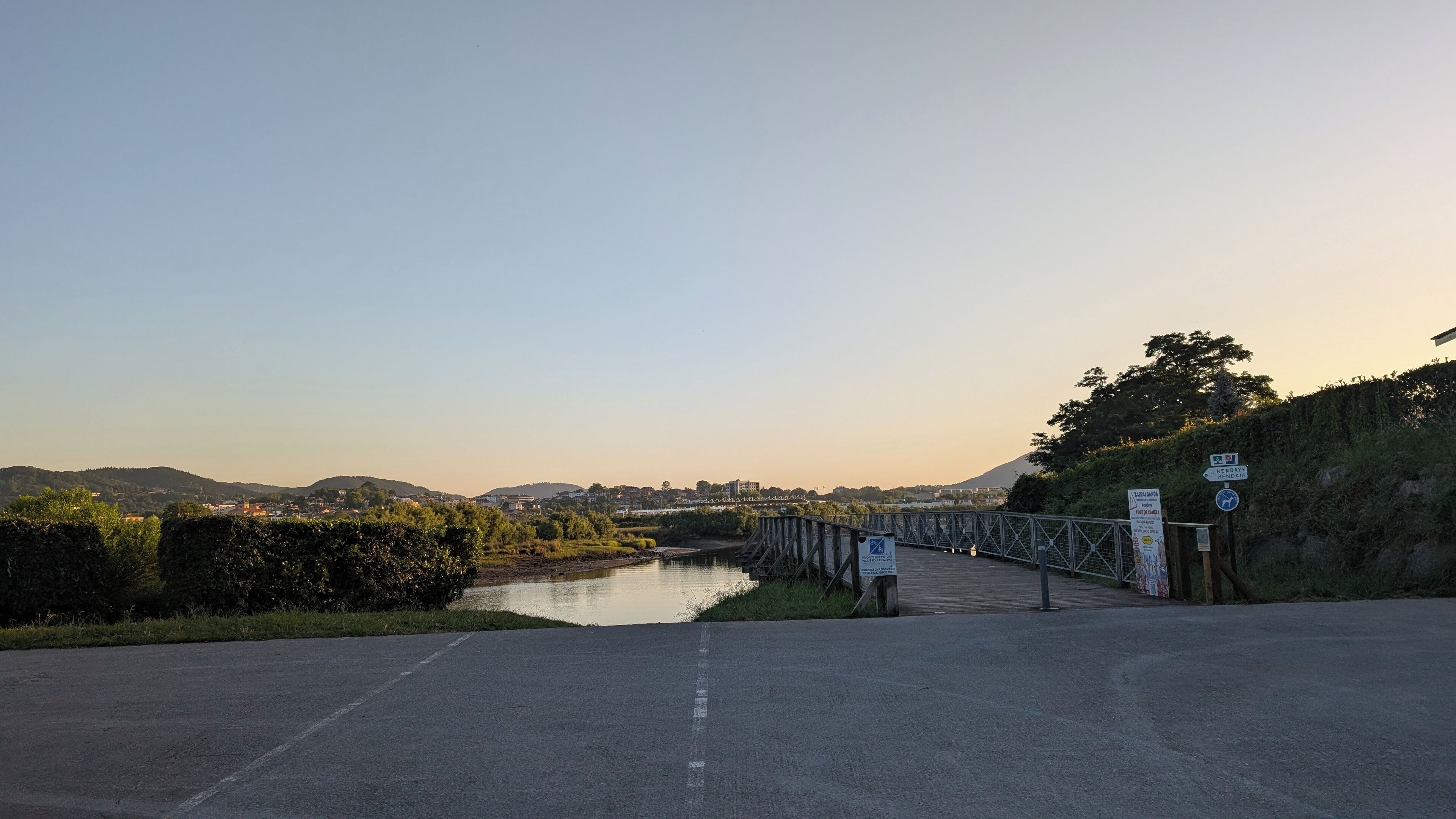 Un puente sobre un río con un cartel que indica 'Hendaye' y 'Puerto de Hendaye'.