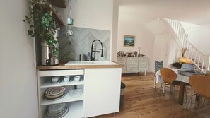 Four à micro-ondes, un four, surface de cuisson