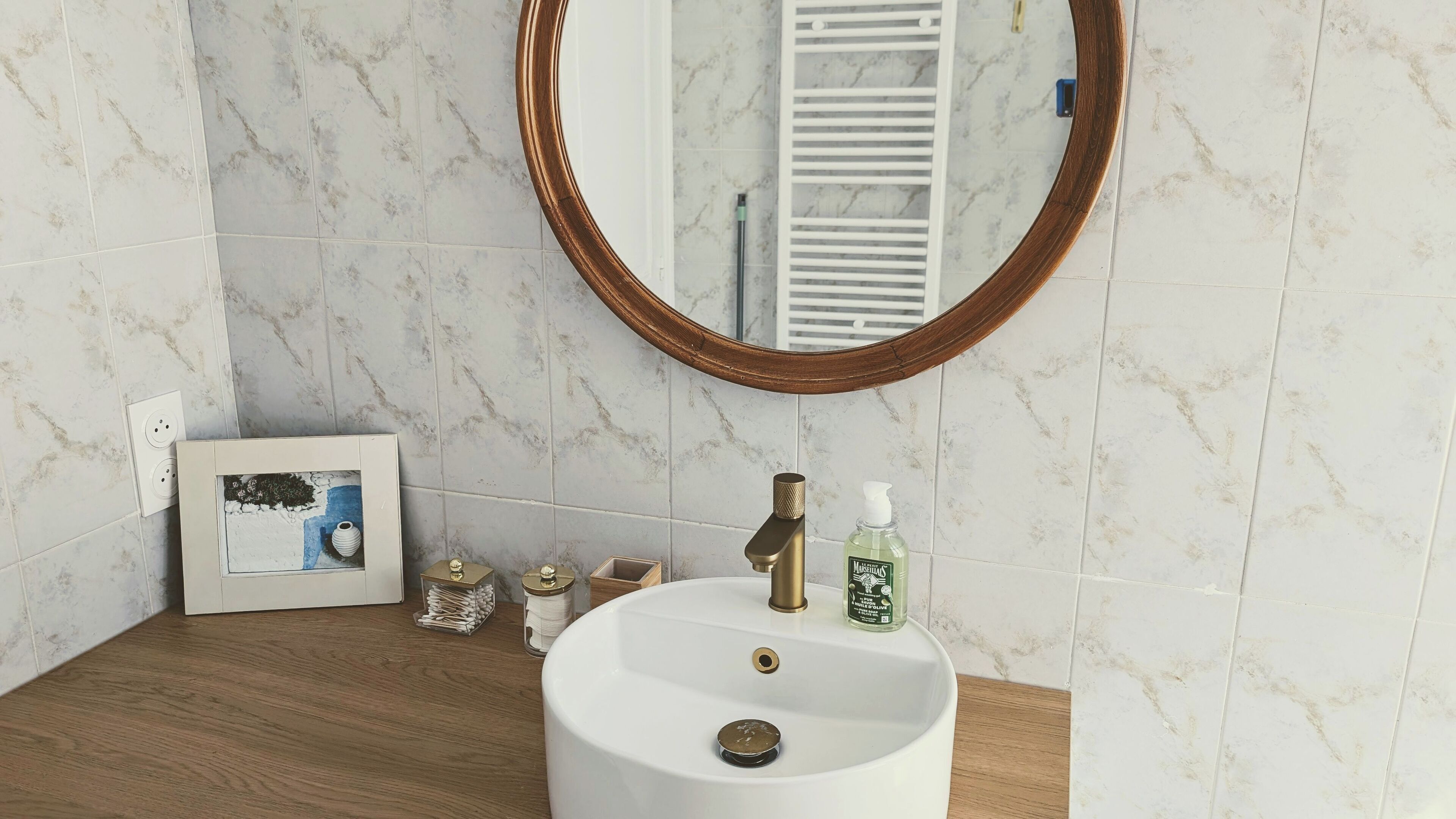 Haartrockner, Handtücher, Seife, Toilettenpapier