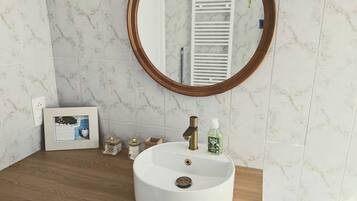 SĂšche-cheveux, serviettes fournies, savon, papier toilette