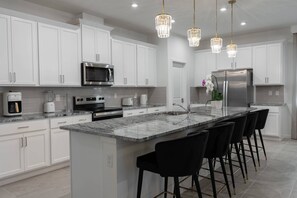 Een microgolfoven, een vaatwasser, een kinderstoel