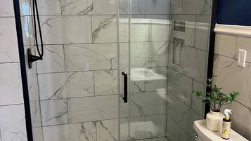 Douche, serviettes fournies, savon, shampooing