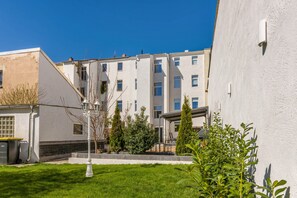 A residential building with multiple windows, a well-maintained lawn, and a street lamp. - Apartment 'Poli' with Wi-Fi in Gera (Gera)