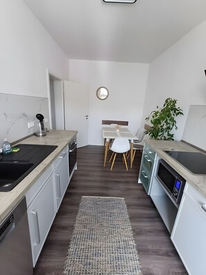 Kühlschrank, Mikrowelle, Ofen, Herdplatte