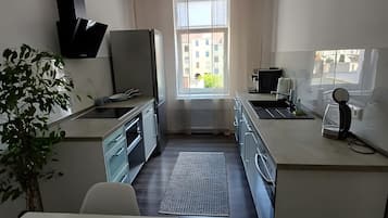 Frigorifero, microonde, forno, piano cottura