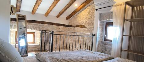 2 عدّة غرف نوم وواي فاي وملاءات أسرّة