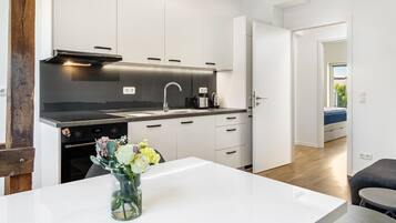 Kylskåp, ugn, spishäll och diskmaskin