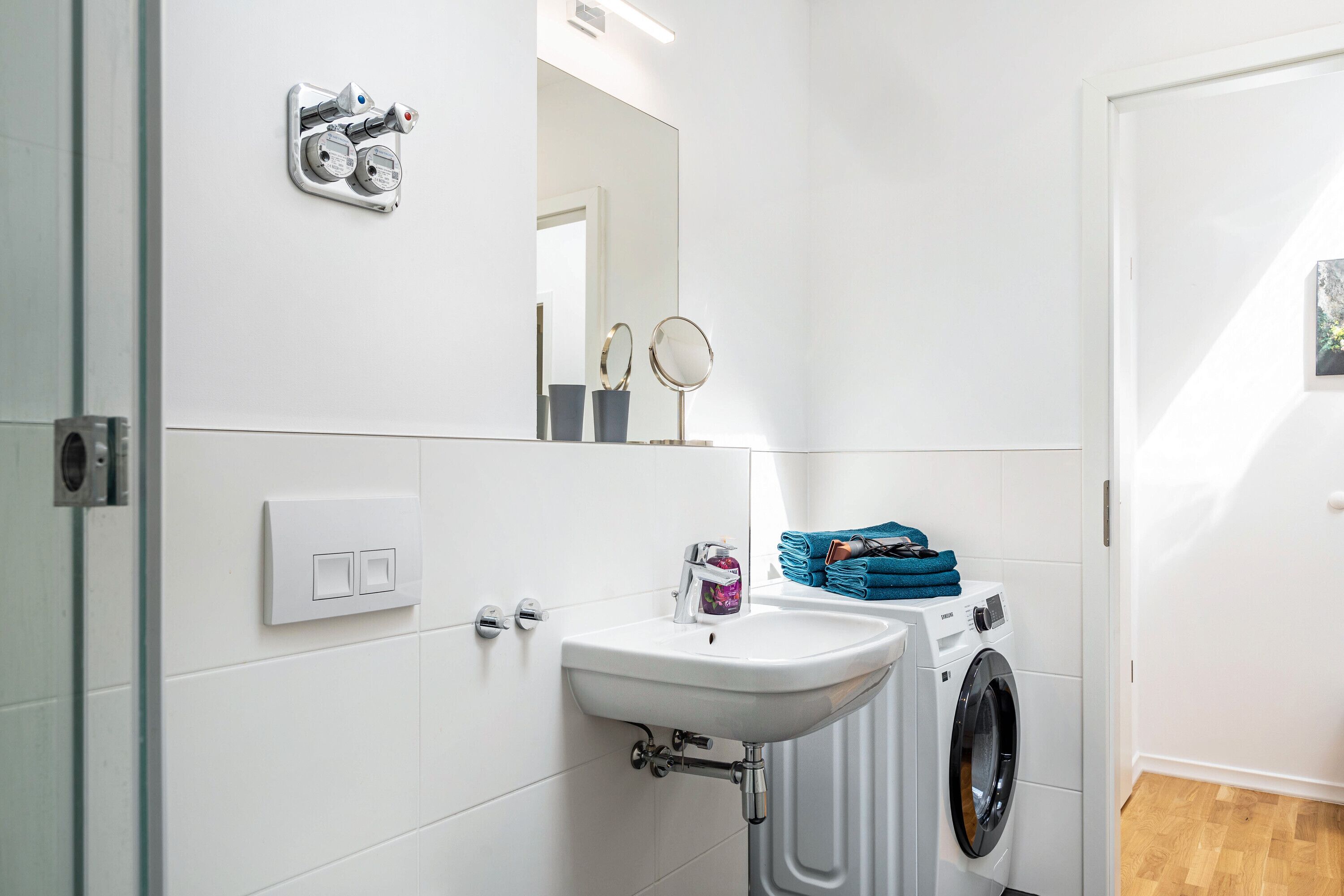 Dusche, Haartrockner, Handtücher