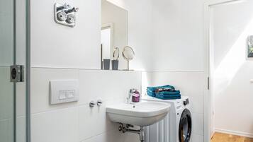 Dusche, Haartrockner, Handtücher