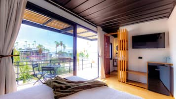 经济客房, 1 张双人床 | 高档床上用品、办公桌、熨斗/熨衣板、免费 WiFi