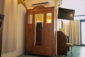 Premium bedding, desk, iron/ironing board, free WiFi