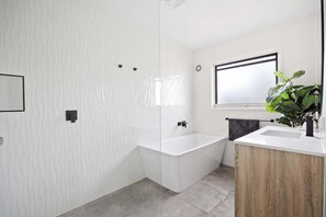 Shower, hair dryer, towels, shampoo - The Foreshore - 50m to Frankston Beach (Frankston)
