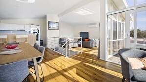 Un apartamento moderno con cocina, comedor, sala de estar y balcón.