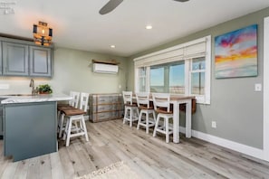 Dining - 2-bedroom condo steps away from beautiful Gem Beach (Port Clinton)