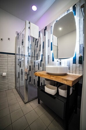 Dusche, Haartrockner, Bidet, Handtücher