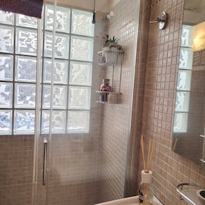 Shower, hair dryer, bidet, towels