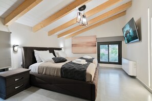 5 bedrooms, iron/ironing board, WiFi, bed sheets