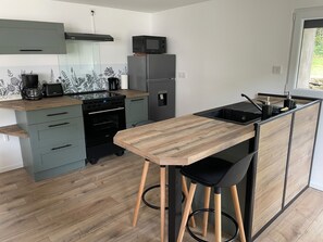 Een microgolfoven, een oven, een kookplaat, een vaatwasser