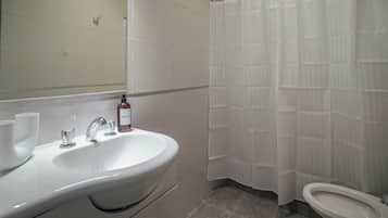 Standard Apartment | Bathroom | Free toiletries, hair dryer, towels, soap
