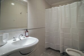Standard Apartment | Bathroom | Free toiletries, hair dryer, towels, soap - Hestia at Talcahuano 1100 (Buenos Aires)