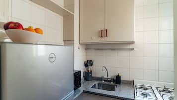 Apartamento standard | Cozinha privada | Geladeira grande, micro-ondas, fogão, cooktop