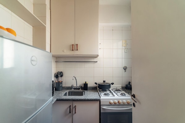 Full-sized fridge, microwave, oven, stovetop