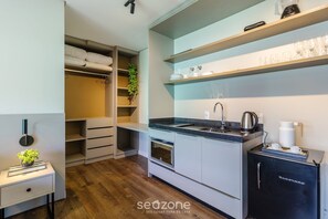 Una cocina moderna con electrodomésticos integrados, una cafetera y un refrigerador.