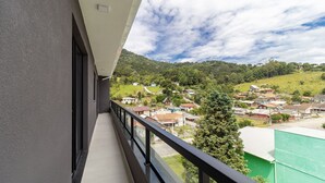 Un balcón con vistas a un pueblo en la ladera de una colina.