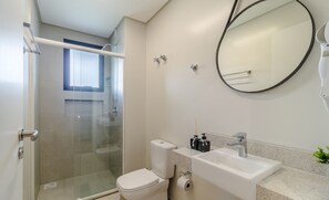 A modern bathroom with a glass shower enclosure, a toilet, and a sink with a mirror above it. - Your Perfect Stay in Urubici Starts Here! CZZ (Urubici)