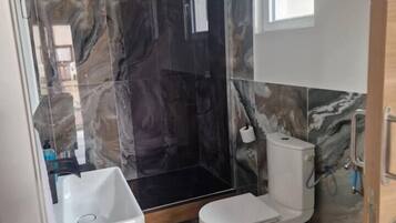 Een haardroger, handdoeken