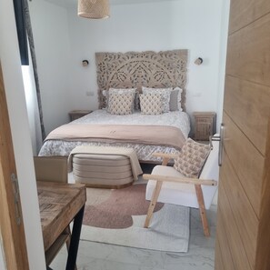Tabla de planchar con plancha, wifi y ropa de cama 