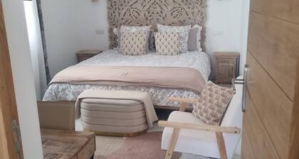 Studio 30 meters, close to marina