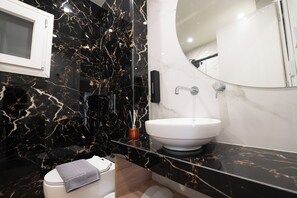 Hair dryer, towels, soap, toilet paper - Modern Rooms Exarchia Room 5 (Αθήνα)