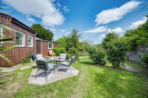 Outdoor dining - The Garden Cottage With Hot Tub, Pet Friendly! (Portsoy)