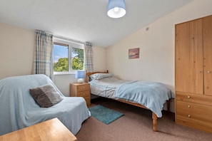 Iron/ironing board, free WiFi, bed sheets