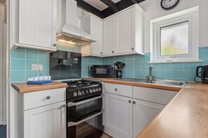 Fridge, microwave, oven, stovetop - Cowslip at Gorslwyd - Sound Retreat (Aberporth)