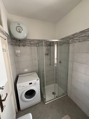 Douche, bidet, serviettes fournies, papier toilette