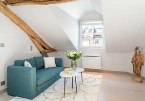 Deluxe-Apartment, Blick auf den Innenhof | Wohnbereich | 80-cm-Smart-TV mit Digitalempfang