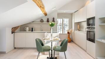 Appartamento Deluxe, vista cortile | Sala da pranzo