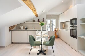 Deluxe Apartment, Courtyard View | Dining room