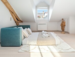 Căn hộ Deluxe, quang cảnh sân vườn | Khu phòng khách | Smart TV 80-cm có truyền hình kỹ thuật số 