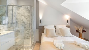 Deluxe Apartment, Courtyard View | Iron/ironing board, travel cot, free WiFi, bed sheets - 1537 Bourg Tibourg (Paris)