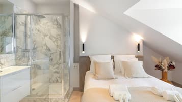 Deluxe Apartment, Courtyard View | Iron/ironing board, travel cot, free WiFi, bed sheets