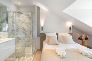 Deluxe-Apartment, Blick auf den Innenhof | Bügeleisen/Bügelbrett, Reisekinderbett, kostenloses WLAN, Bettwäsche