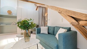 Deluxe Apartment, Courtyard View | Living area | 80-cm Smart TV with digital channels - 1537 Bourg Tibourg (Paris)