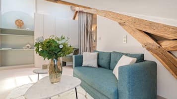 Appartamento Deluxe, vista cortile | Area soggiorno | Smart TV 80 cm con canali digitali