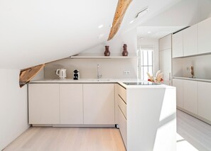 Căn hộ Deluxe, quang cảnh sân vườn | Bếp riêng | Dụng cụ pha espresso, ấm điện, lò nướng bánh mì, tủ đông 