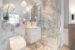 Deluxe Apartment, Courtyard View | Bathroom