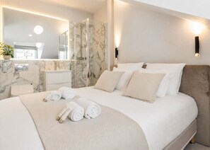 Deluxe Apartment, Courtyard View | Iron/ironing board, travel crib, WiFi (free), bed sheets
