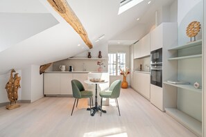 Deluxe Apartment, Courtyard View | Living area